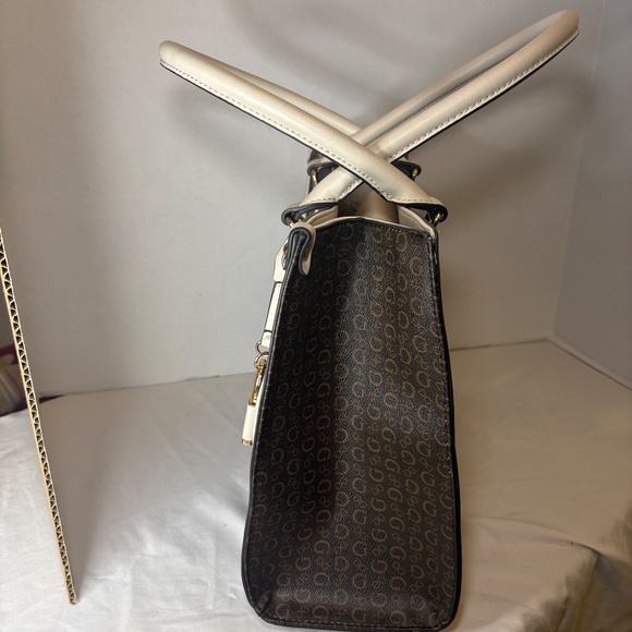 GUESS Oakpark Signature Print handbag/Carryall/Sling Bag Stone MultiColor NWOT - Picture 4 of 12